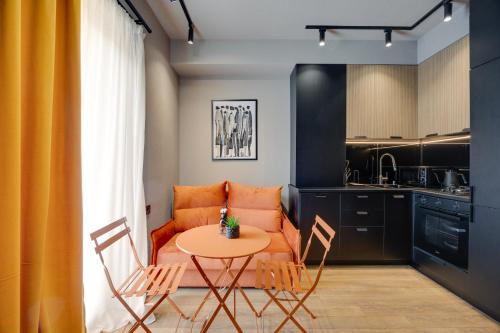 Dapur atau dapur kecil di Ninore Orange Apartment in Old Tbilisi