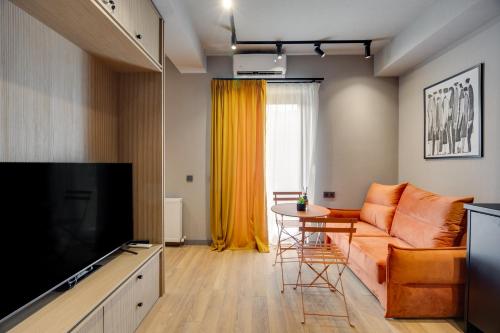 Televisyen dan/atau pusat hiburan di Ninore Orange Apartment in Old Tbilisi