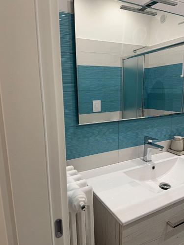 a bathroom with a sink and a mirror at DRIL Host 1 in Brindisi