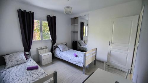 Ένα ή περισσότερα κρεβάτια σε δωμάτιο στο Maison avec piscine