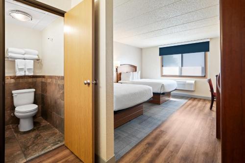 Ένα ή περισσότερα κρεβάτια σε δωμάτιο στο AmericInn by Wyndham Dickinson