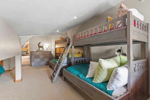 una stanza con un letto a castello con una scala di Zermatt Luxury Chalet Sleeps 14! a Midway