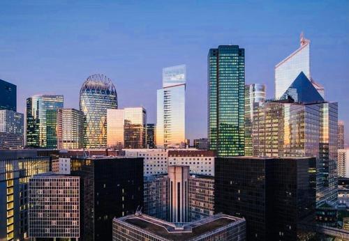 a view of a large city with many tall buildings at chambre avec salle de bain privée au cœur de La Défense in Nanterre