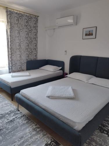 a bedroom with two beds and a couch at Casa Ancora Sulina in Sulina