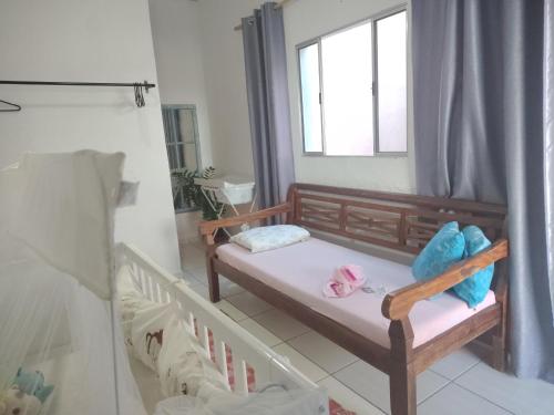 a bedroom with two bunk beds and a window at Pousada Aconchego Recanto Do Mar - São Sebastião - Caraguatatuba in São Sebastião