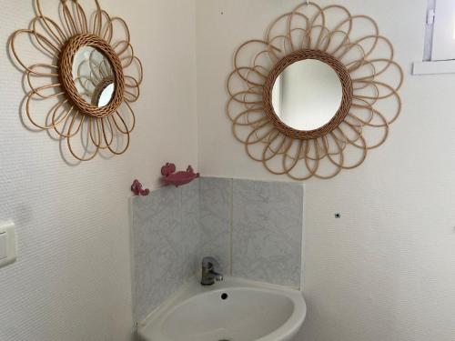 ランにあるAgréable maison style shabby chicの洗面台の上の壁に鏡2つ