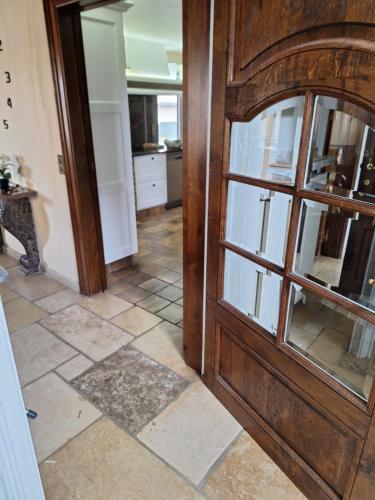 aoyer with a wooden door and a tile floor at Villa Gottem in Deinze