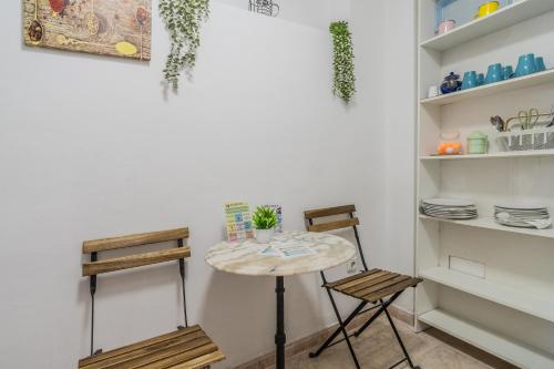 ein kleiner Tisch und zwei Stühle in einem Zimmer in der Unterkunft Calleja La Pimentera in Córdoba