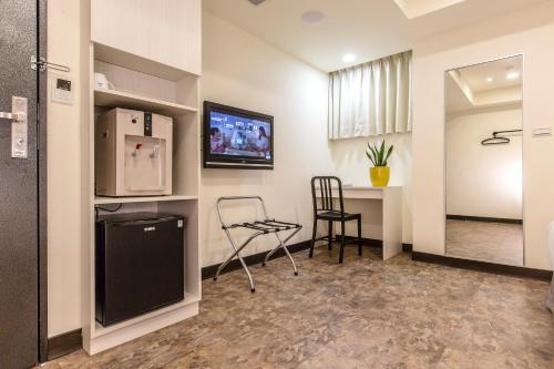 a room with a kitchen and a table and chairs at The Cloud Hotel Zhongli Branch in Zhongli