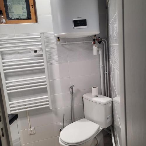 a small bathroom with a toilet and a sink at Maison pour 4 personnes à 2 pas de Paris superficie 40m2 in Bondy