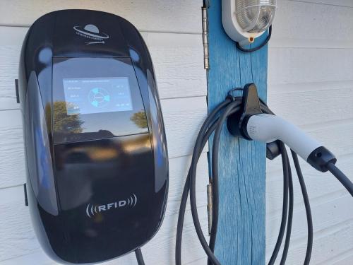 une souris d'ordinateur est attachée à un mur dans l'établissement Sable jaune, à Andernos-les-Bains