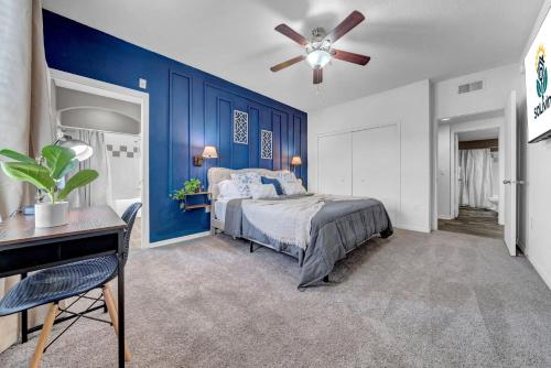 Ένα ή περισσότερα κρεβάτια σε δωμάτιο στο Vibrant 2br Apt Pool, Jacuzzi, Gym #11