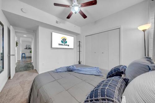 Ένα ή περισσότερα κρεβάτια σε δωμάτιο στο Vibrant 2br Apt Pool, Jacuzzi, Gym #11