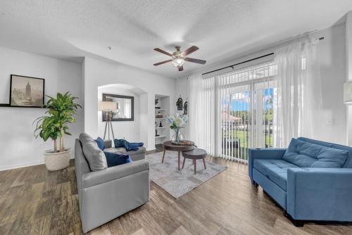 Χώρος καθιστικού στο Vibrant 2br Apt Pool, Jacuzzi, Gym #11