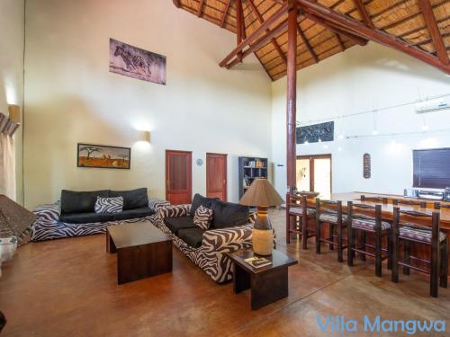 Posezení v ubytování Luxury Self Catering Villas at Krugers Edge with Jacuzzi