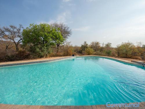 Bazén v ubytování Luxury Self Catering Villas at Krugers Edge with Jacuzzi nebo v jeho okolí
