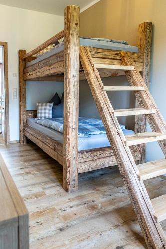 a bunk bed room with two bunk beds at Ferienbahnhof Fichtental Gleisblick Lounge in Prackenbach