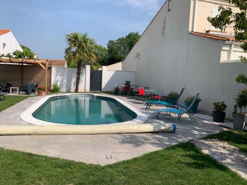 une piscine dans le jardin d'une maison dans l'établissement La Plordonnière, à Mornac-sur-Seudre