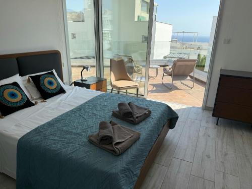 Un pat sau paturi într-o cameră la TooCoool Villa - Elite Sea Breeze