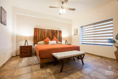 Postel nebo postele na pokoji v ubytování Prime Location 1 Block to Malecon Smart TV & WiFi