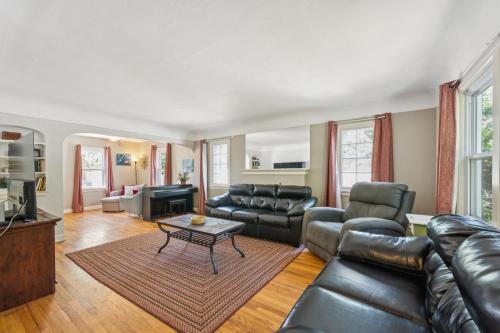 Charming Home Near UNC & DT Greeley homeにあるシーティングエリア