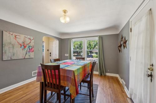 グリーリーにあるCharming Home Near UNC & DT Greeley homeのギャラリーの写真