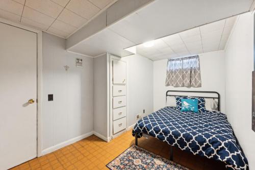 Charming Home Near UNC & DT Greeley homeにあるベッド
