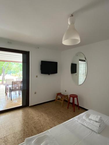 Glyfada Charm, Cozy & Warm with private parking