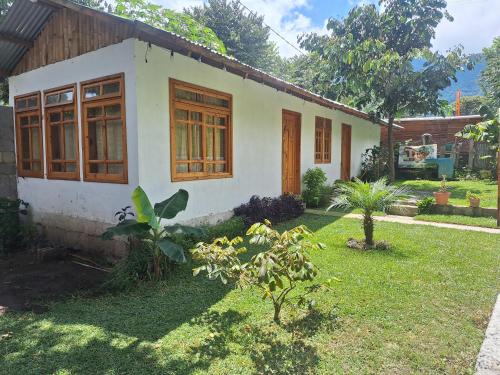 a small house in a yard with a grass yard at Casa Quisof in San Juan La Laguna
