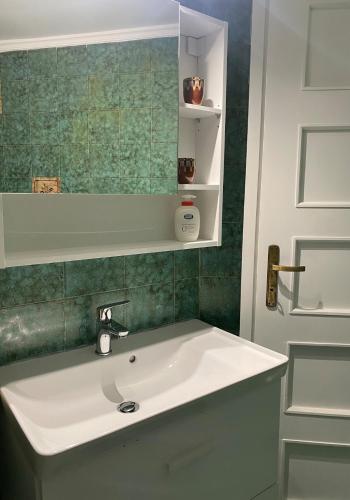 Glyfada Charm, Cozy & Warm with private parking
