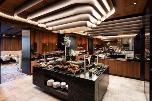 Comida en o cerca de este hotel