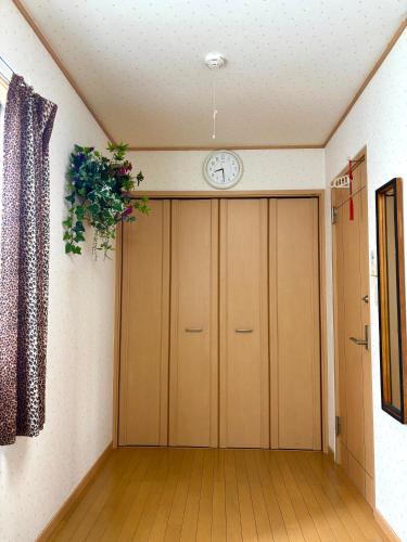 an empty room with a clock on the wall at 覚羅中央区別荘101室 in Chiba