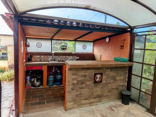 an outdoor kitchen with an archway in a building at Cabaña Umpalita para 4 cuatro personas in Los Santos