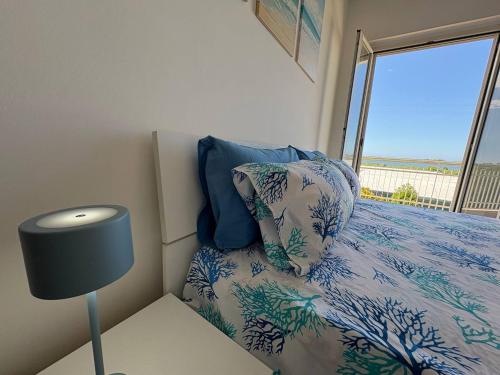 Letto o letti in una camera di Casa Onda Blu - Lake View Flat, 4 mins from beach with parking!