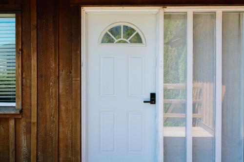 Gambar di galeri bagi Serene 3BR Cabin on 8 Acre Farm di Mission