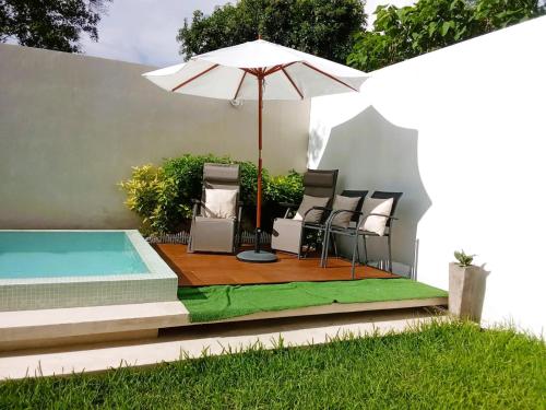 Bazén v ubytování Casa NUA - SurfCity El Salvador nebo v jeho okolí