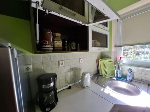 Kuchyň nebo kuchyňský kout v ubytování SłonecznyDom (SunnyHome) w Łunowie