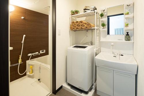 ein kleines Badezimmer mit Toilette und Waschbecken in der Unterkunft Guest House Shine Bright - Vacation STAY 19290 in Fukuoka
