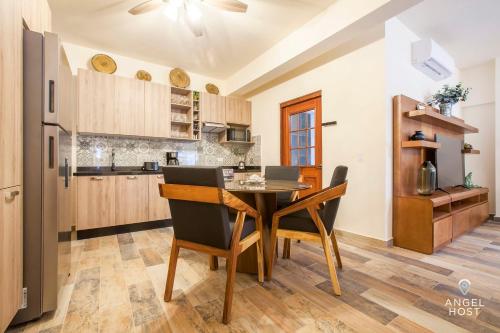 Kuchyň nebo kuchyňský kout v ubytování Prime Location 1 Block to Malecon Smart TV & WiFi