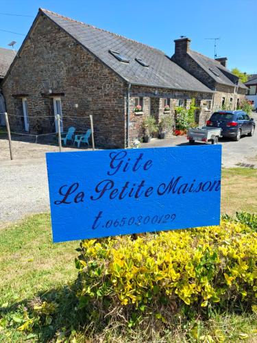 a blue sign in front of a house at Gouarec La Petite Maison in Gouarec
