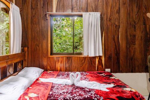 Postel nebo postele na pokoji v ubytování Monteverde Romantic Cabañas 5minutes mtv park