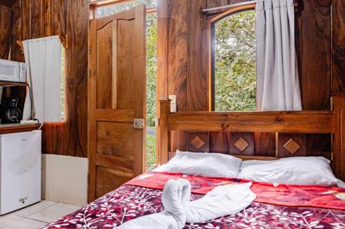 Postel nebo postele na pokoji v ubytování Monteverde Romantic Cabañas 5minutes mtv park