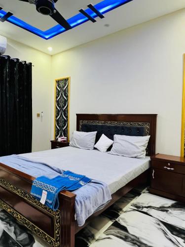 a bedroom with a large bed with a blue ceiling at Home In New Metro City 