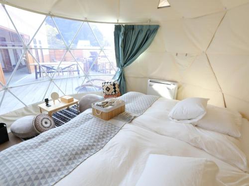 Ένα ή περισσότερα κρεβάτια σε δωμάτιο στο GLAM BASE TAKEHARA - Vacation STAY 69757v