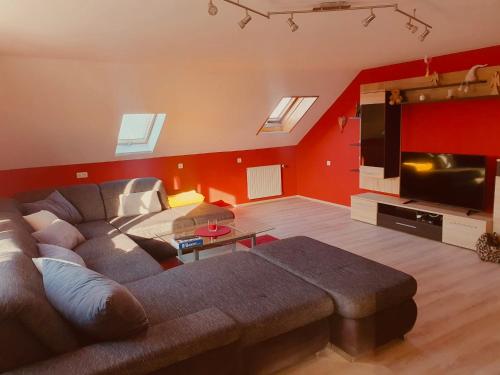 TV a/nebo společenská místnost v ubytování Ferienwohnung Sulzfeld - Liebevoll eingerichtete Ferienwohnung in Sulzfeld im Grabfeld