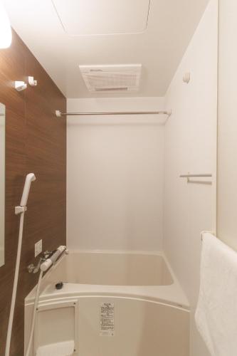 a bathroom with a bath tub in a room at LANG HOTEL Kameido - Vacation STAY 79234v in Tokyo