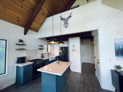 a kitchen with blue cabinets and a kitchen island at Brentwood Haus in Lake Arrowhead