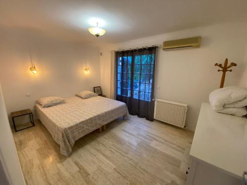 ein Schlafzimmer mit zwei Betten und einem Fenster in der Unterkunft Cocon in Le Cannet