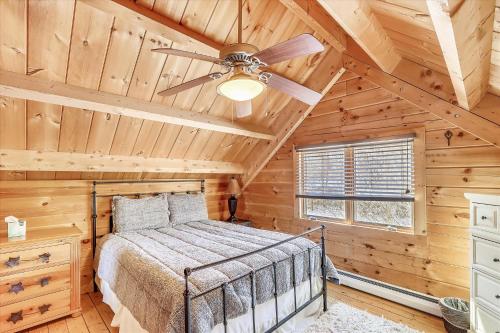 Katil atau katil-katil dalam bilik di Aspen's Run: 3 br log cabin, wood stove, deck, firepit, window a/c by Stowe Country Homes