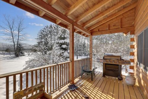 Aspen's Run: 3 br log cabin, wood stove, deck, firepit, window a/c by Stowe Country Homes semasa musim sejuk